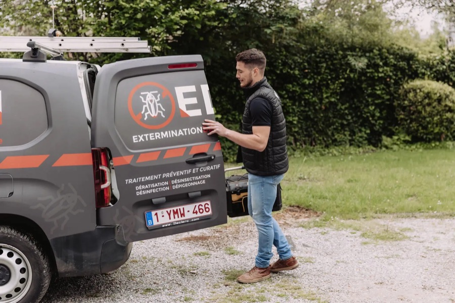 Technicien EDN chargeant sa camionnette d'intervention